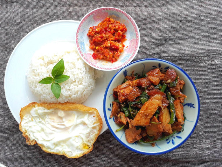 (Set) Thai Stir Fry Roast Pork with Basil and Chilli (ผัดกระเพาหมูกรอบ